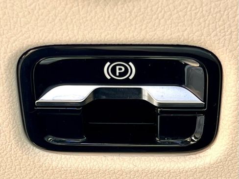 Certified 2026 Mercedes-Benz C 300 4MATIC Sedan image 32