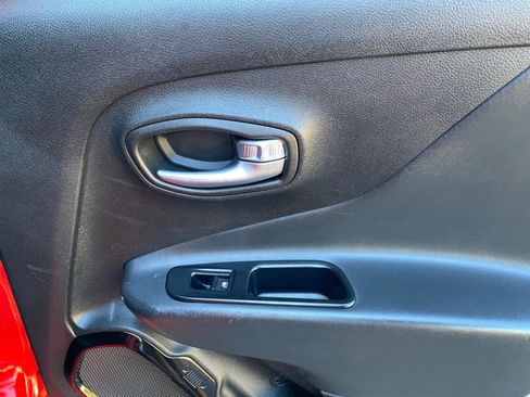 Used 2018 Jeep Renegade Altitude w/ Popular Equipment Group image 37