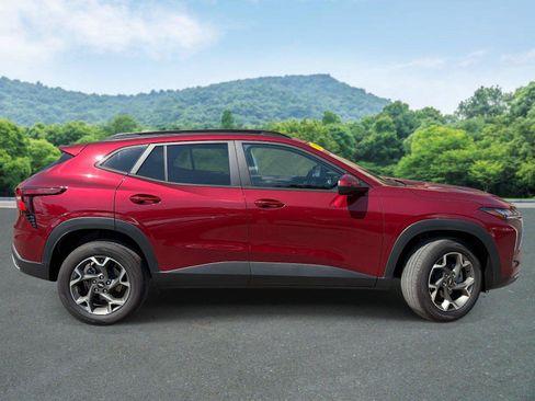 Used 2025 Chevrolet Trax LT w/ LT Convenience Package FWD image 20