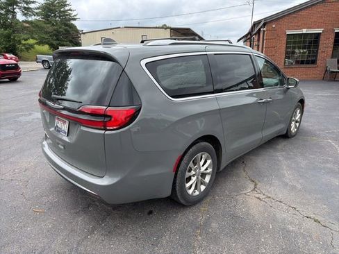 Used 2021 Chrysler Pacifica Touring-L w/ Uconnect Theater Family Group FWD image 3