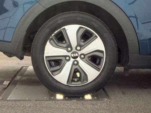 Used 2017 Kia Niro EX FWD image 11