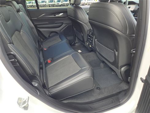 New 2025 Jeep Grand Cherokee Altitude image 11