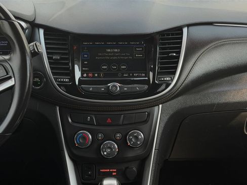 Used 2019 Chevrolet Trax LT w/ LT Convenience Package FWD image 18