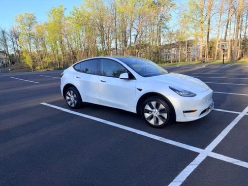 Used 2022 Tesla Model Y Long Range AWD/4WD image 1