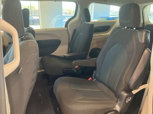 Used 2020 Chrysler Pacifica Touring w/ Cold Weather Group FWD image 26