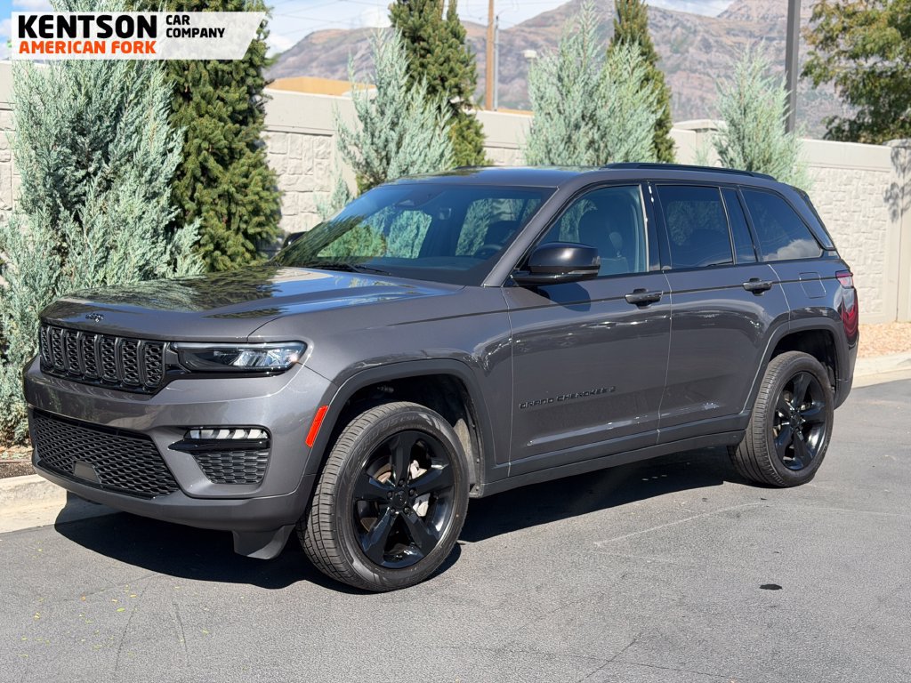 Used 2025 Jeep Grand Cherokee Limited w/ Black Appearance Package AWD/4WD image 3