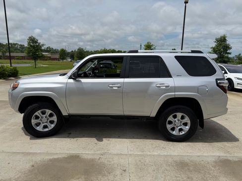Used 2019 Toyota 4Runner SR5 AWD/4WD image 5