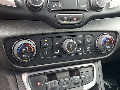 Used 2024 GMC Terrain SLT image 16