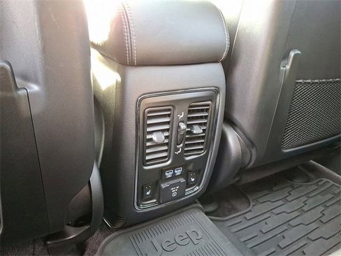 Used 2017 Jeep Grand Cherokee Overland image 11