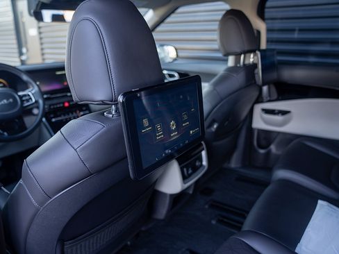 Used 2023 Kia Carnival SX image 21