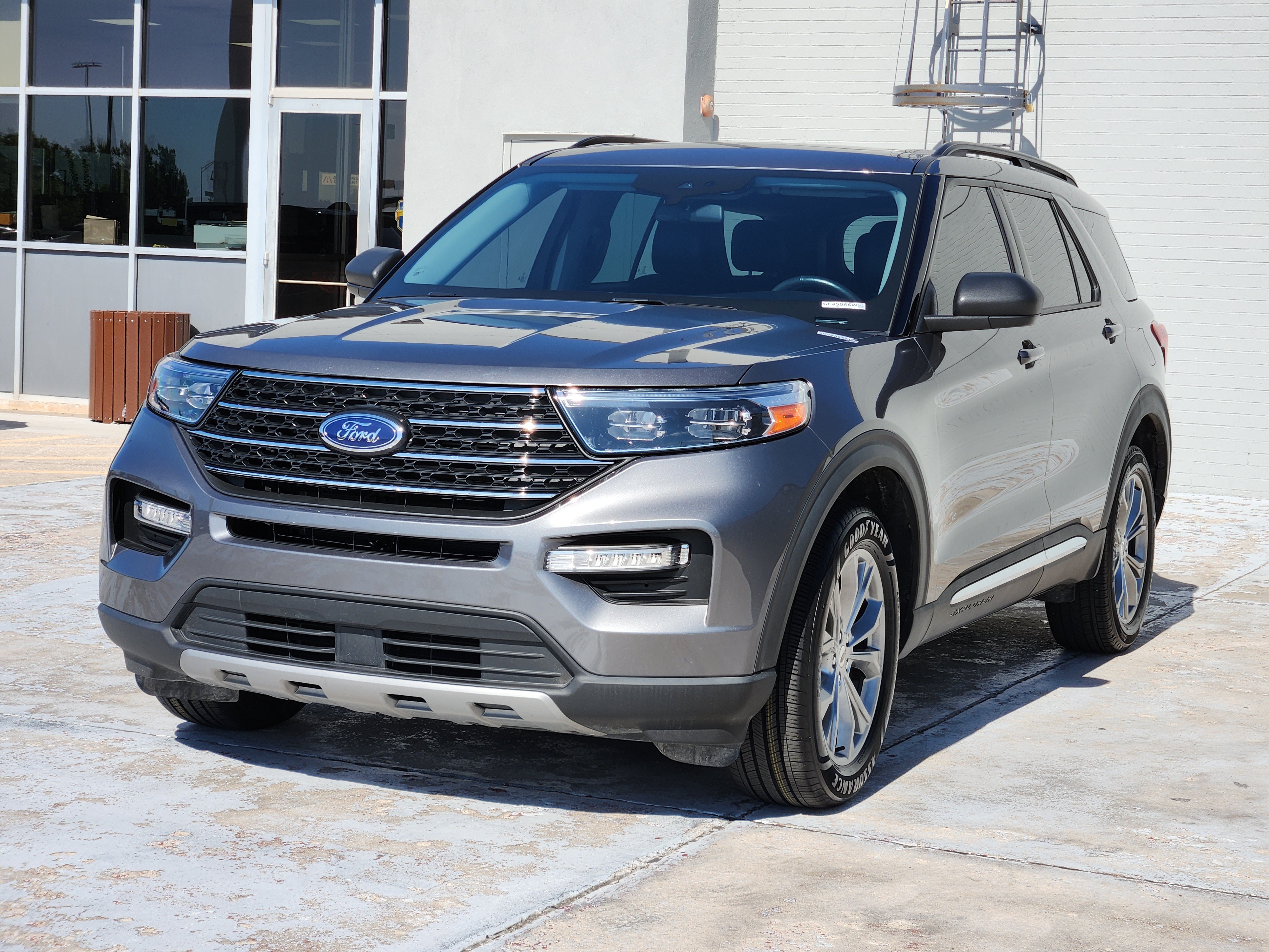 Used 2022 Ford Explorer XLT w/ Equipment Group 202A AWD/4WD image 4