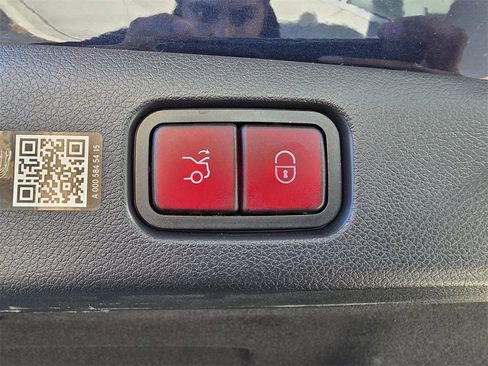 Certified 2025 Mercedes-Benz E 53 AMG e 4MATIC Sedan image 36