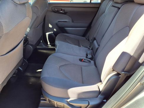 Used 2024 Toyota Highlander LE image 12