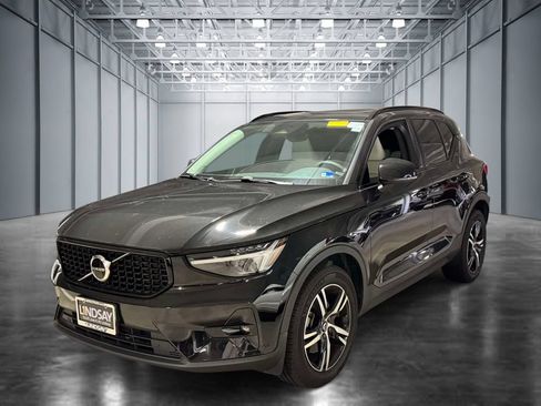 Used 2023 Volvo XC40 B5 Plus AWD/4WD image 1