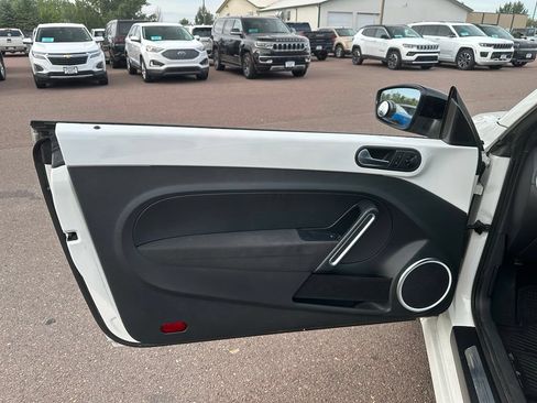 Used 2012 Volkswagen Beetle Launch Edition FWD image 11