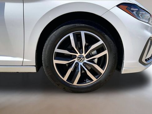 Certified 2025 Volkswagen Jetta SE w/ Sunroof Package FWD image 8