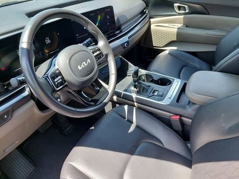 Used 2025 Kia Carnival FWD image 9