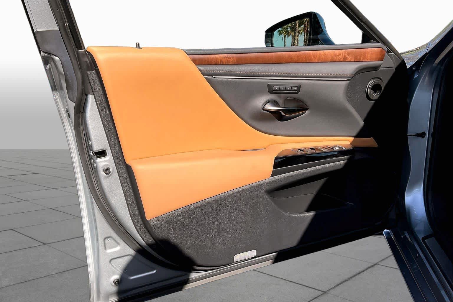 Used 2025 Lexus ES 300h w/ Premium Package FWD image 21