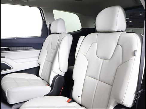 Used 2024 Kia Telluride EX w/ EX Captain's Chair Package FWD image 10