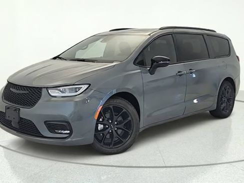 Used 2025 Chrysler Pacifica Limited FWD image 1