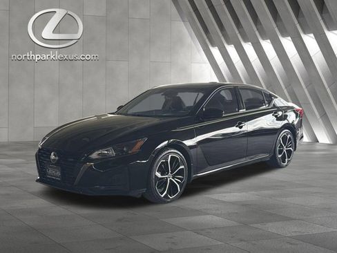Used 2024 Nissan Altima 2.5 SR w/ SR Premium Package FWD image 4