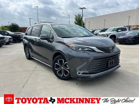 Used 2025 Toyota Sienna Platinum AWD/4WD image 1