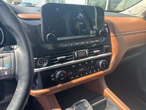 Used 2022 Nissan Pathfinder Platinum w/ Cargo Package AWD/4WD image 12