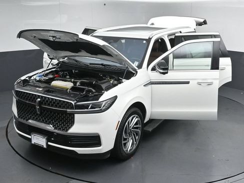 Certified 2025 Lincoln Navigator Reserve AWD/4WD image 57