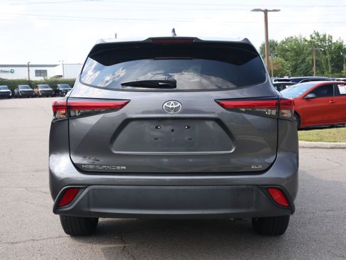Used 2022 Toyota Highlander XLE FWD image 4