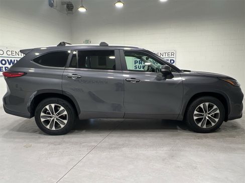 Used 2023 Toyota Highlander XLE image 9