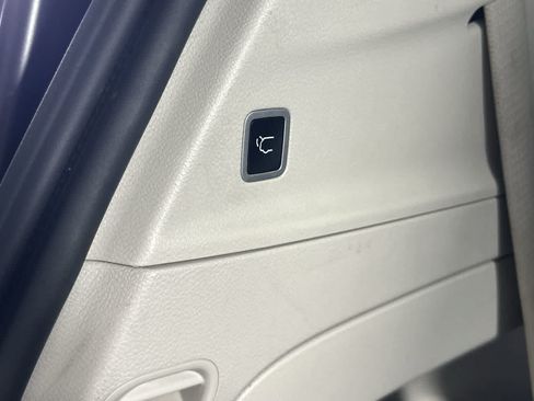 Used 2023 Chrysler Pacifica Limited FWD image 25