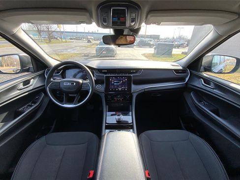 Used 2023 Jeep Grand Cherokee L Laredo image 31