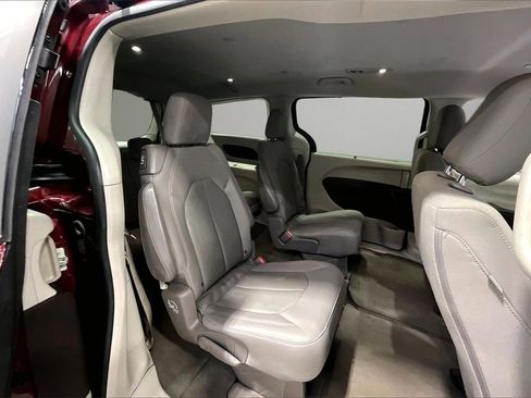 Used 2021 Chrysler Pacifica Touring image 24