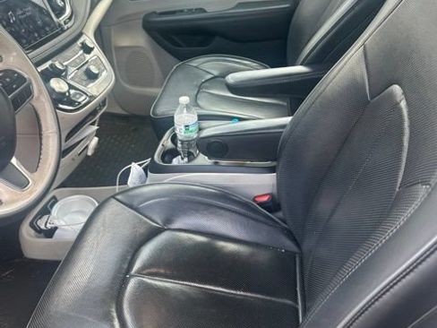 Used 2020 Chrysler Pacifica Limited FWD image 3