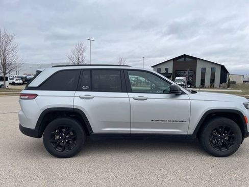 Used 2024 Jeep Grand Cherokee Altitude image 2