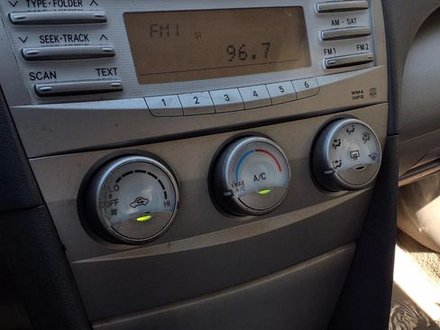 Used 2010 Toyota Camry LE FWD image 10
