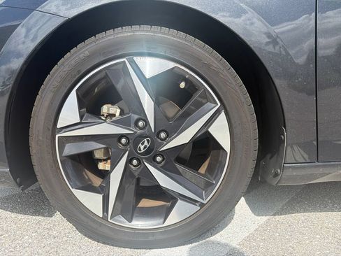 Used 2021 Hyundai Elantra SEL w/ Convenience + Premium Package FWD image 9