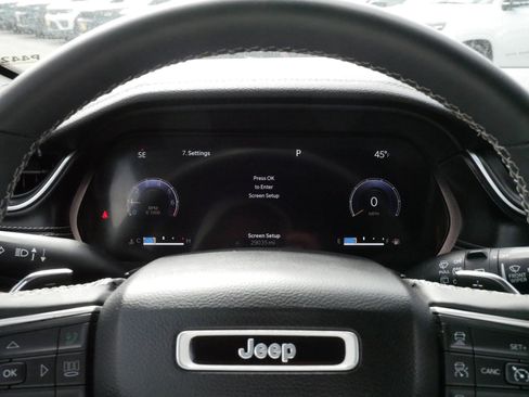 Used 2023 Jeep Grand Cherokee Limited w/ Black Appearance Package AWD/4WD image 21
