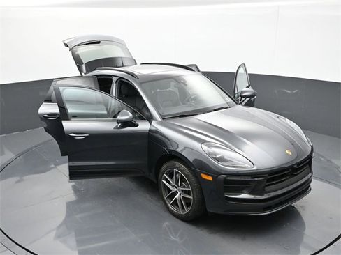 Used 2025 Porsche Macan image 35