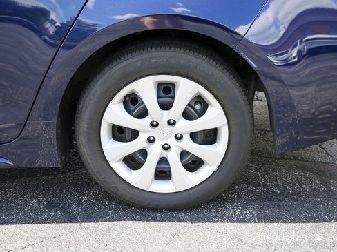 Used 2024 Toyota Corolla LE FWD image 5