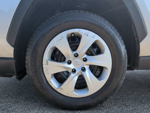 Used 2020 Toyota RAV4 LE FWD image 9