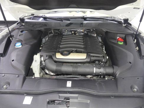 Used 2017 Porsche Cayenne Platinum Edition image 12