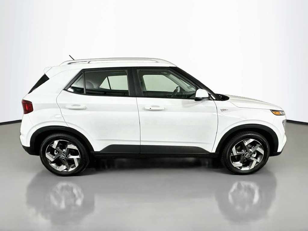 Used 2026 Hyundai Venue SEL FWD image 4