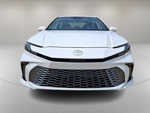 Used 2025 Toyota Camry SE FWD image 3