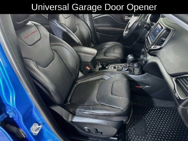 Used 2020 Jeep Cherokee Trailhawk AWD/4WD image 14