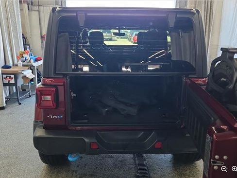 Used 2022 Jeep Wrangler Unlimited Sahara AWD/4WD image 15
