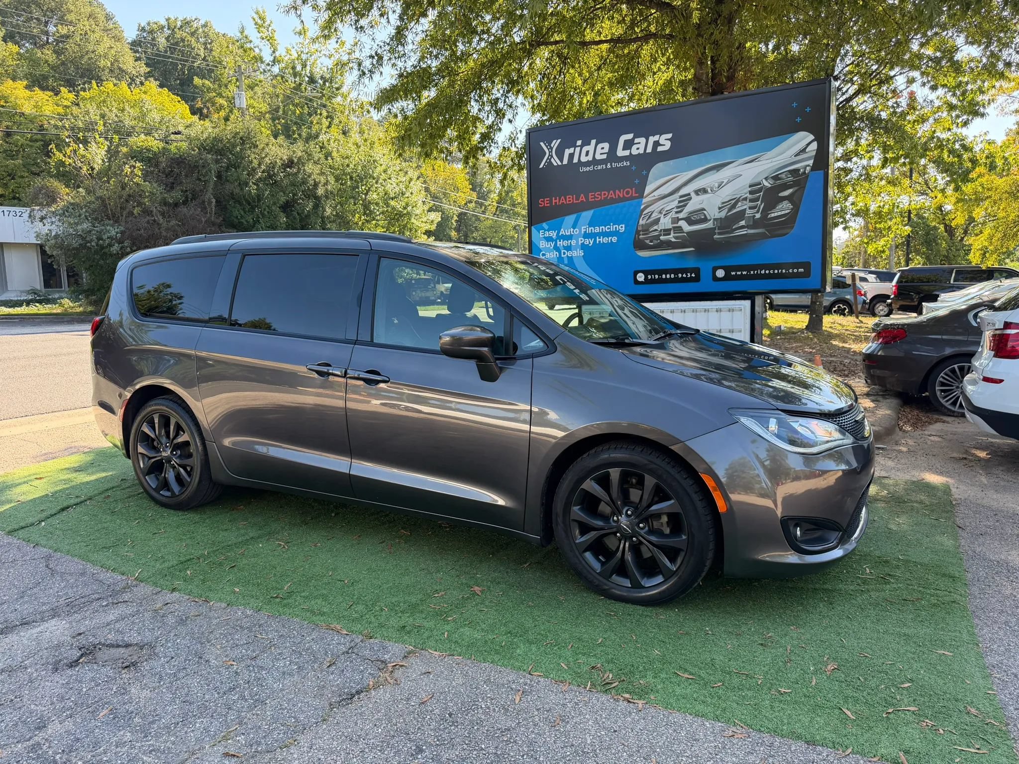 Used 2020 Chrysler Pacifica Touring-L w/ S Appearance Package FWD image 2