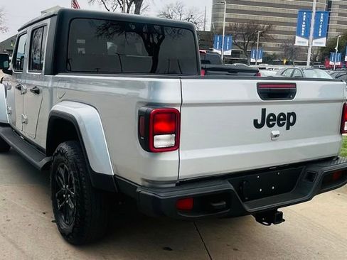 Used 2023 Jeep Gladiator Sport image 5