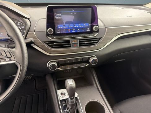 Used 2025 Nissan Altima 2.5 SV FWD image 18