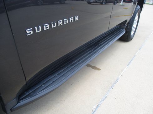 Used 2016 Chevrolet Suburban LT RWD image 11